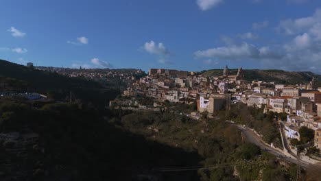 Ragusa-Ibla,-Ein-Altes-Bergdorf-In-Sizilien,-Italien,-Umgeben-Von-Einer-Schlucht