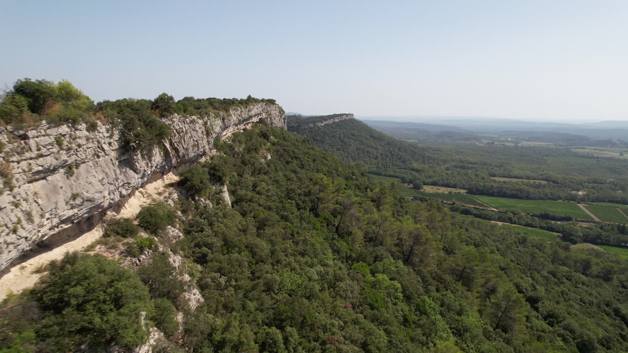 montpellier campo tiro aéreo acantilado lleno de vegetación