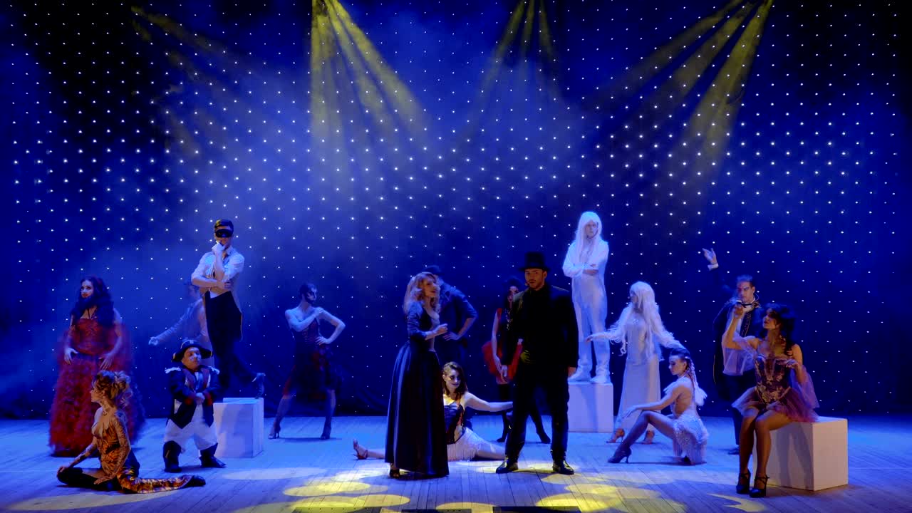 사랑에 빠진 커플이 현대 극장의 무대에서 함께 노래합니다.