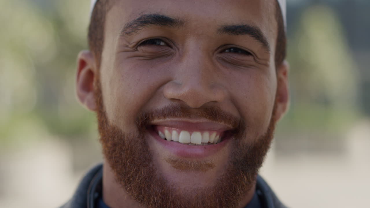 happu hombre de negocios musulmán de oriente medio con cubierta de cabeza