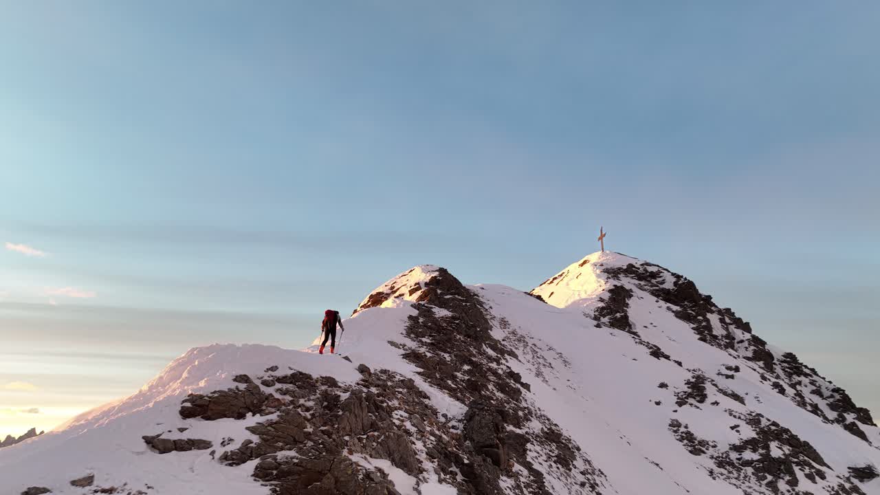 freerider ascendiendo una montaña en los alpes italianos del tirol del sur