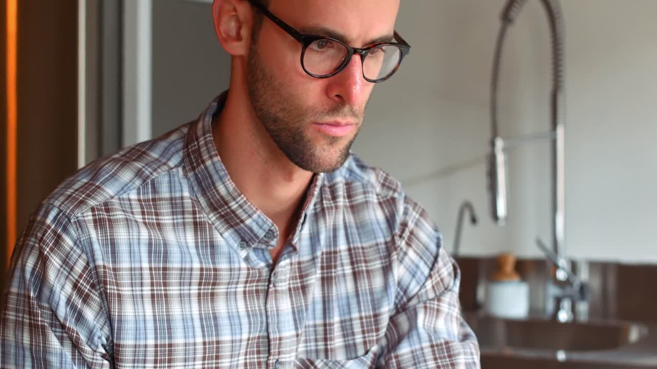 hombre guapo usando una tableta digital