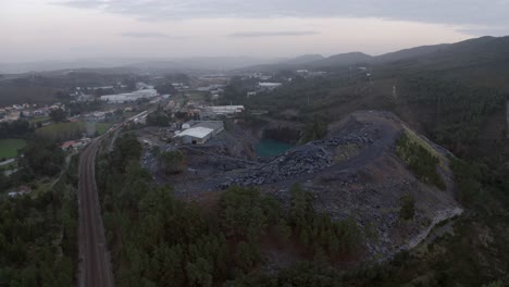 Vista-De-Drones-De-Un-Ferrocarril-Con-Trenes-Cerca-De-Una-Cantera-En-Portugal