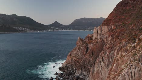 Acantilados-Escénicos-Y-Paisaje-Marino-En-Ciudad-Del-Cabo,-Sudáfrica---Toma-Aérea-De-Drones