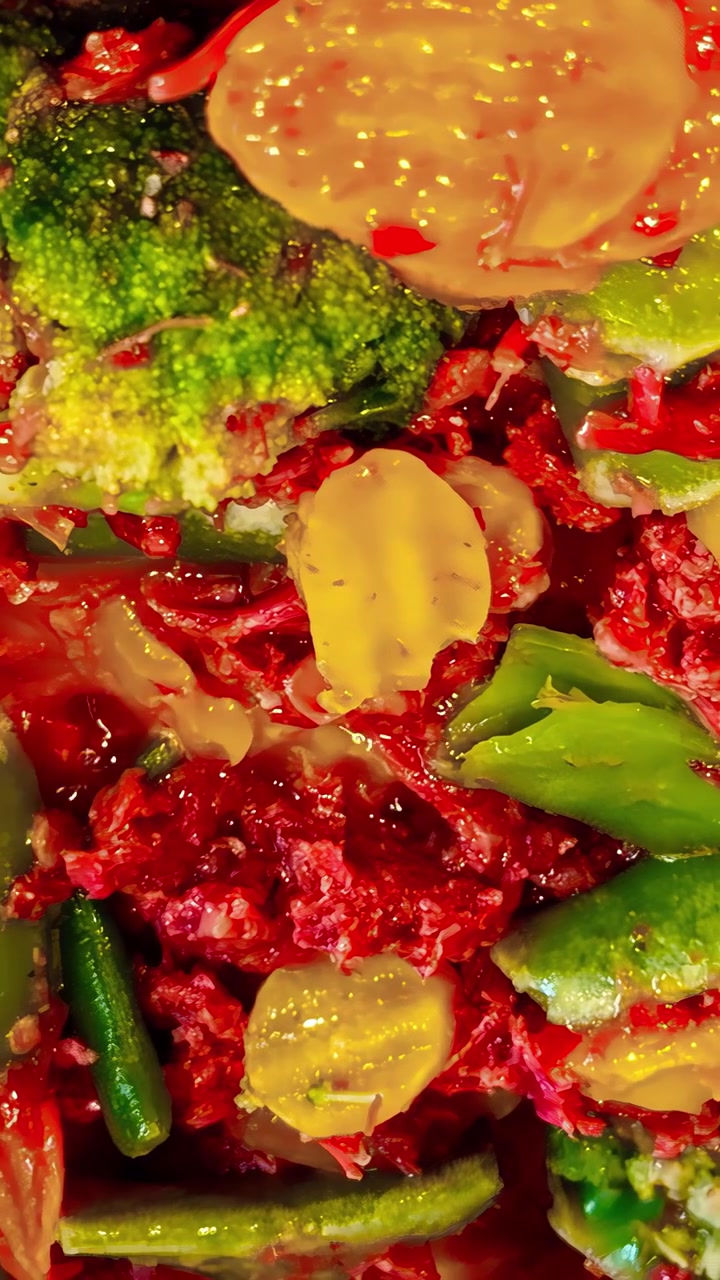 Un vivido assortimento di verdure miste, inclusi broccoli e peperoni, condite con salse vivaci. Perfetto per blog culinari o contenuti incentrati sulla salute.
