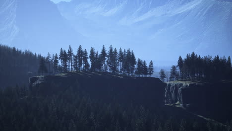 Neblige-Bergwaldlandschaft-Am-Morgen