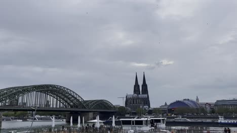 Barco-En-El-Rin-Frente-Al-Puente-Hozenholland-Con-La-Catedral-De-Colonia