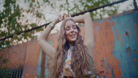 mujer bohemia bailando al aire libre
