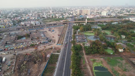 Schöne-Aufnahme-Zeigt-Ihnen-Die-Marktgebäude,-Die-Kläranlage,-Die-U-Bahn-Brücke-Und-Die-Hauptstraße