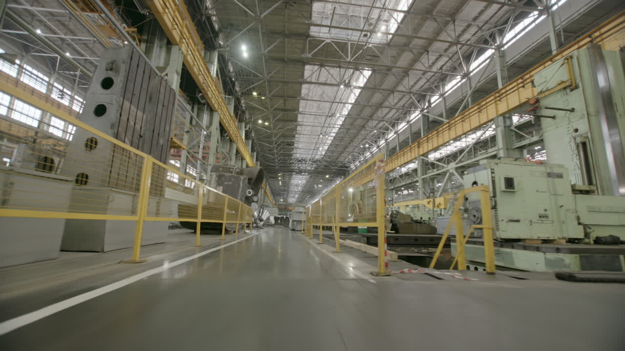 крупный промышленный завод с тяжелой машиной и компонентами