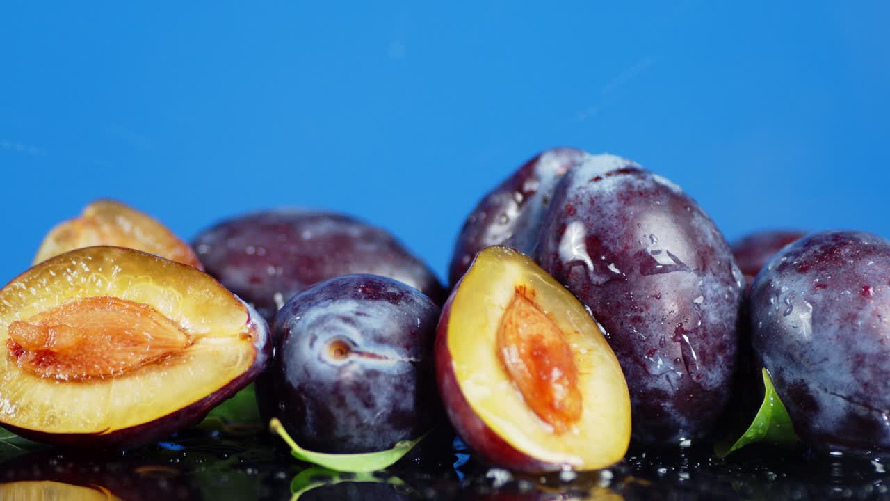 a una ciruela cayendo gotas de agua.