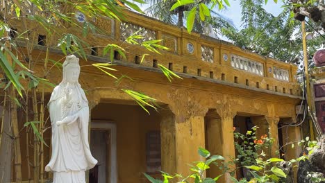 Weiße-Buddhistische-Statue-Im-Gelben-Buddhistischen-Tempel-In-Hoi-An,-Unesco-Stätte,-Vietnam