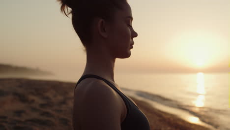 Nahaufnahme-Eines-Fitten-Mädchens,-Das-Vor-Dem-Sonnenuntergangshimmel-Meditiert.-Sportliche-Frau,-Die-Yoga-Praktiziert.