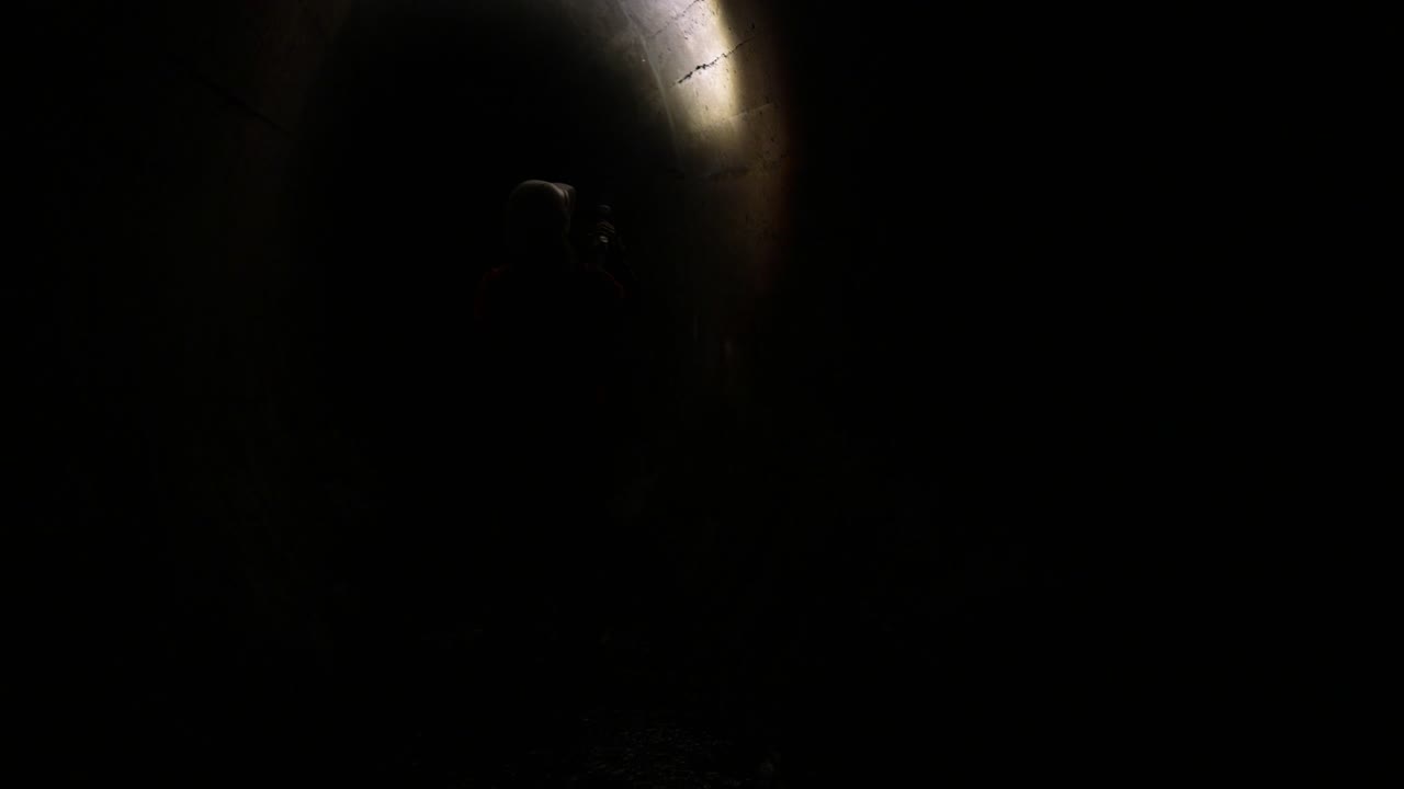 persona explorando un túnel oscuro