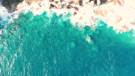 Toma-Aérea-De-La-Costa-Del-Océano-Con-Vistas-A-Las-Olas-Y-Los-Acantilados