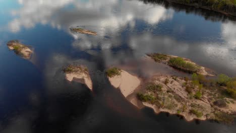 Enthüllung-Einer-Landschaft-über-Einem-Fluss-Mit-Sandbänken