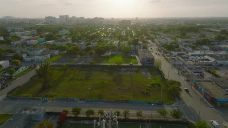 Toma-Aérea-De-Un-Barrio-Residencial-Con-Muchos-árboles-Y-Vegetación.-Hora-Dorada-En-La-Ciudad.-Miami,-Estados-Unidos