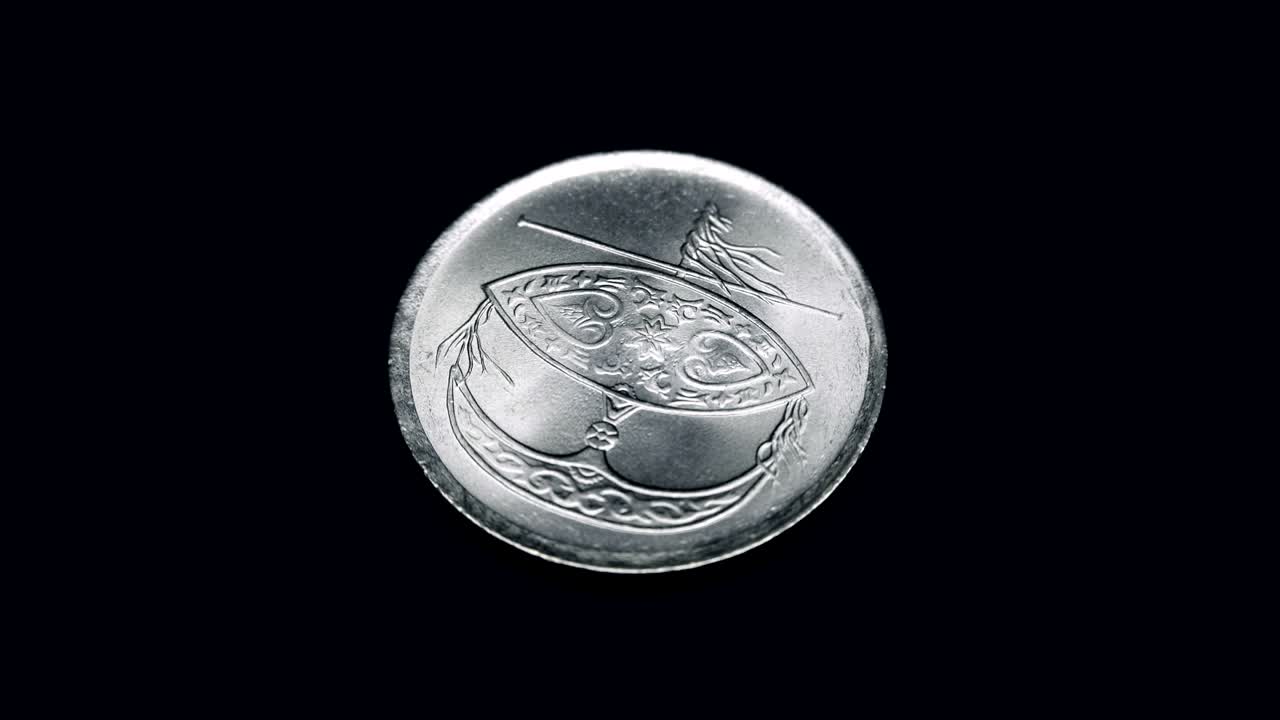 la moneda de malasia 50 sen de 1998 gira sobre un fondo negro. macro. primer plano