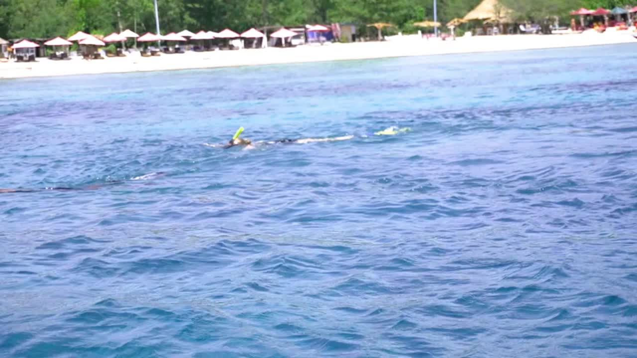 발리 바다의 푸른 바다에서 스노클링하는 수영