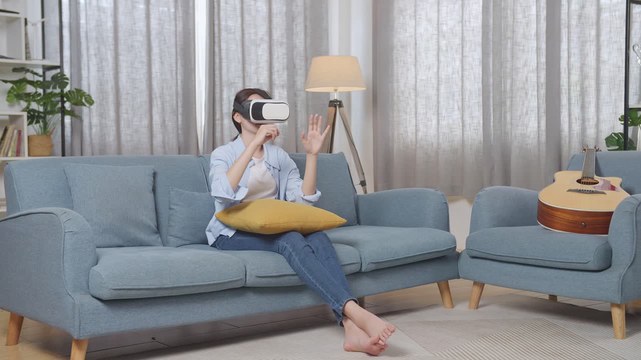 소파에서 vr 헤드을 사용하는 여성