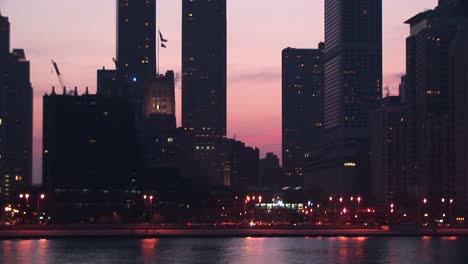 Chicagos-Seeuferfahrt-Ist-Während-Der-Goldenhour-Voller-Verkehr