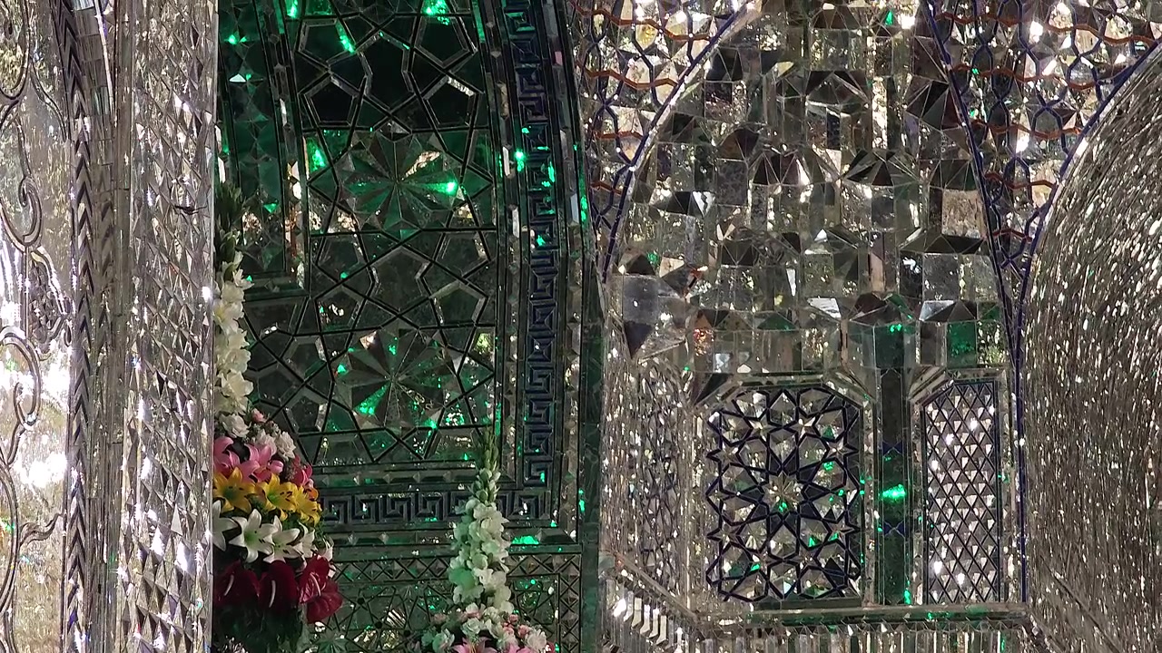 Taidokas peilikoristelu ja kalligrafia iranilaisen moskeijan sisällä