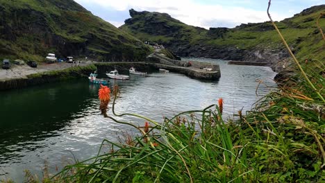 Vista-Desde-El-Puerto-En-El-Río-Valencia-En-El-Pueblo-De-Boscastle-En-Cornwall,-Inglaterra