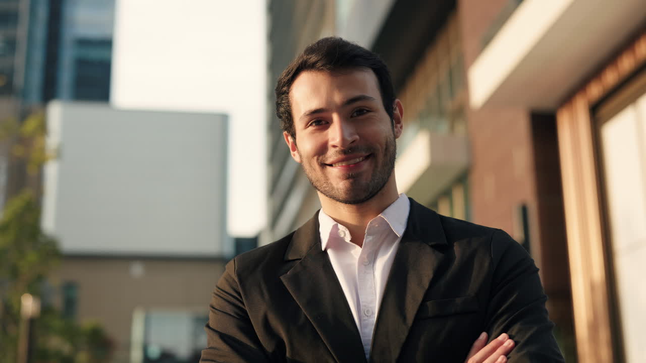 Il ritratto di un uomo d'affari sorridente