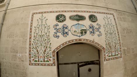 imagen bajo puertas en la antigua calle urfa antigua ciudad de los profetas