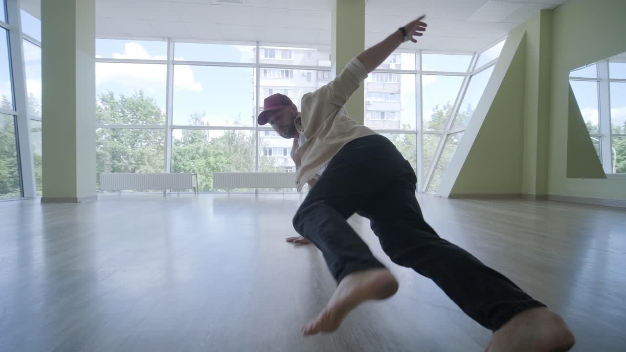 현대적인 스튜디오에서 브레이크 댄스를 하는 남자