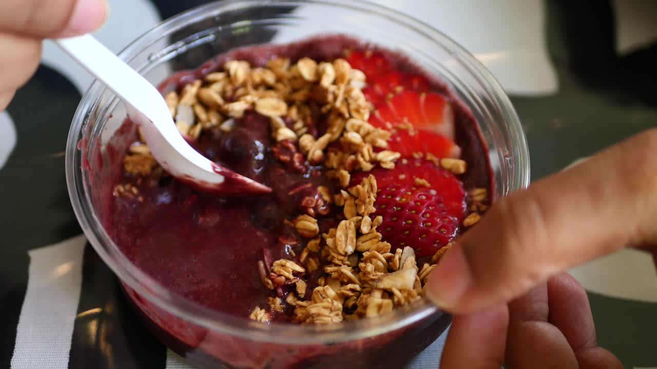 Deliziosa Acai Bowl con granola e fragole