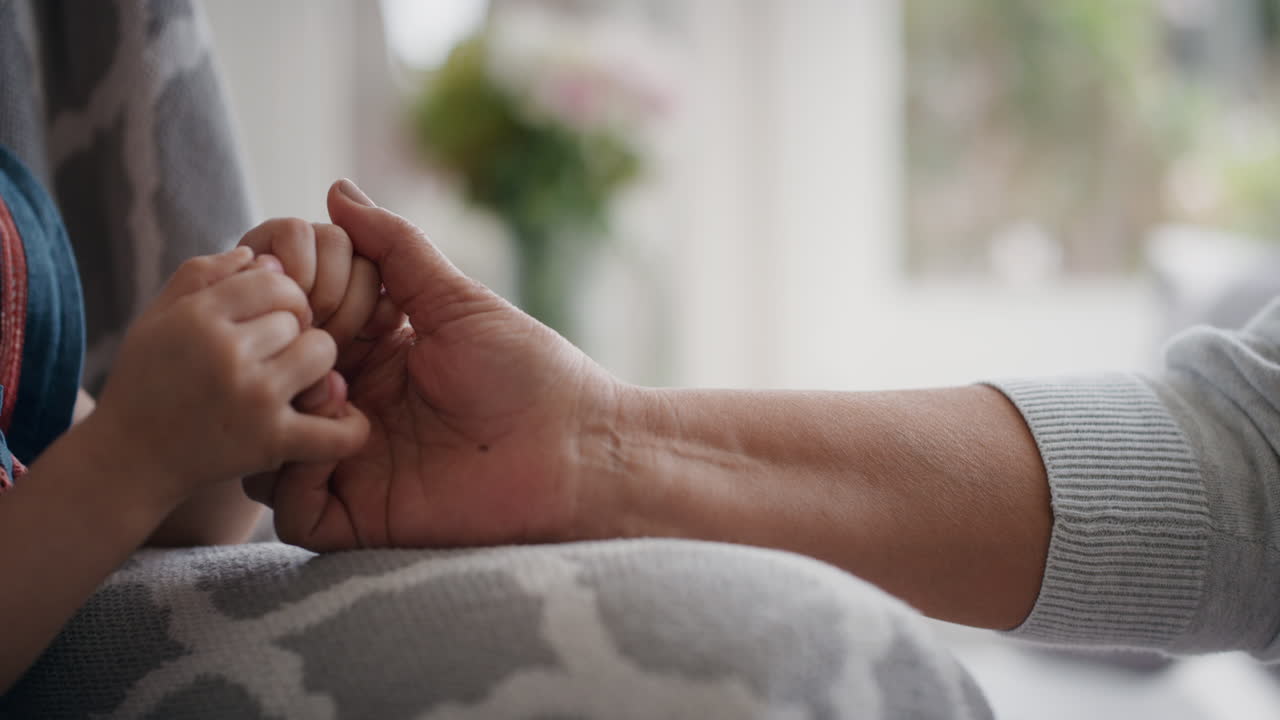 niño pequeño tocando juguetón abuelas mano mostrando amor por la abuela concepto de familia personas irreconocibles 4k