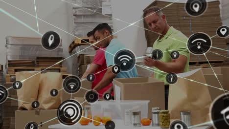 animación de iconos conectados, diversos compañeros de trabajo guardando frutas y comestibles en cajas de cartón