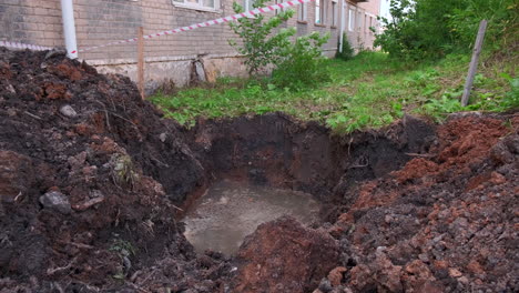 sitio de excavación cerca de un edificio de ladrillo