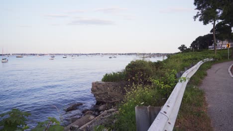 New-England-Bay-Mit-Vielen-Schiffen-Am-Straßenrand