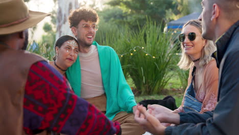 acampar en un festival de música con amigos sociales