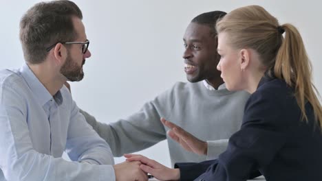 la gente de negocios tranquilizando al hombre de negocios molesto