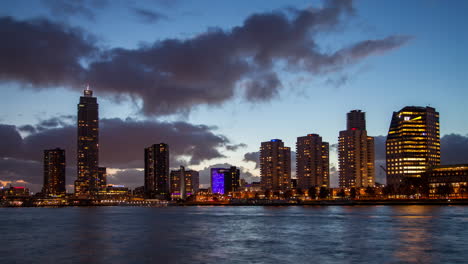noche en el paseo marítimo de rotterdam, otoño
