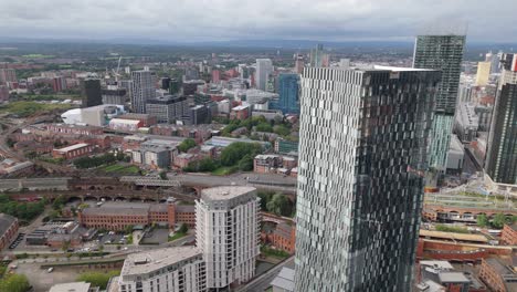 Luxusapartmenttürme-Am-Deansgate-Square-In-Manchester,-Nach-Unten-Klappbare-Antenne