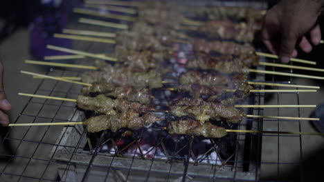 Spiegeln---Grillen-Von-Fleischspießen-Auf-Einem-Holzkohlegrill---Schwenk