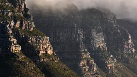 panorámica vista aérea de la niebla que desciende de los acantilados de los doce apóstoles en la montaña de la mesa