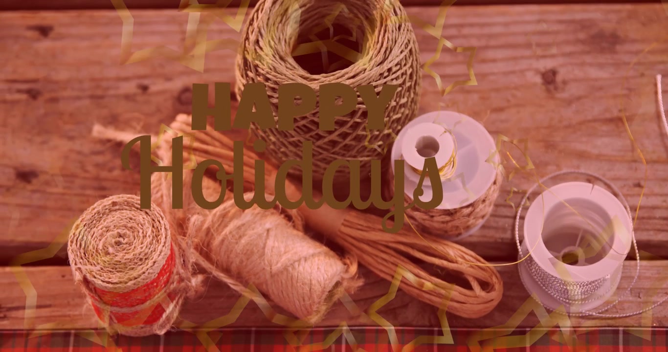 Animation af et "Glædelig jul"-tekstbanner mod julepynt på en træoverflade.