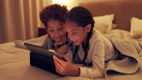 niños, transmisión y video en tableta en la cama