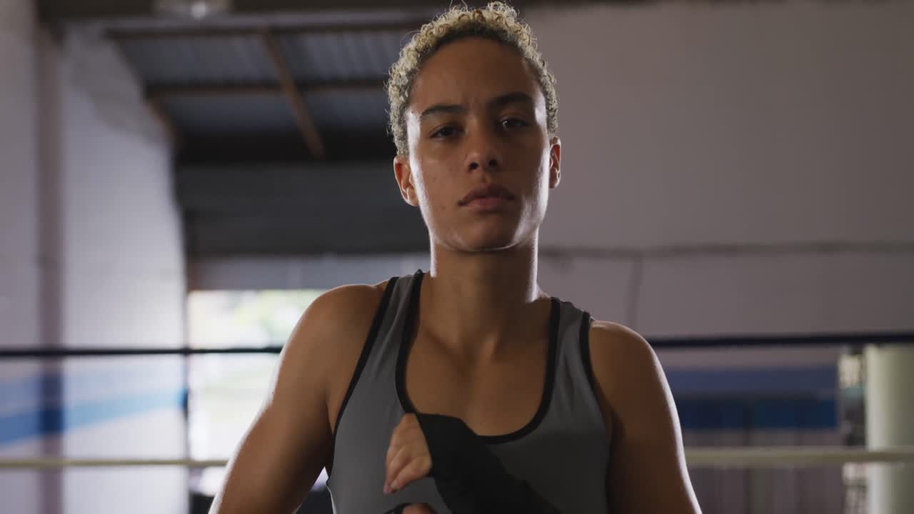 mujer de raza mixta preparándose para una pelea