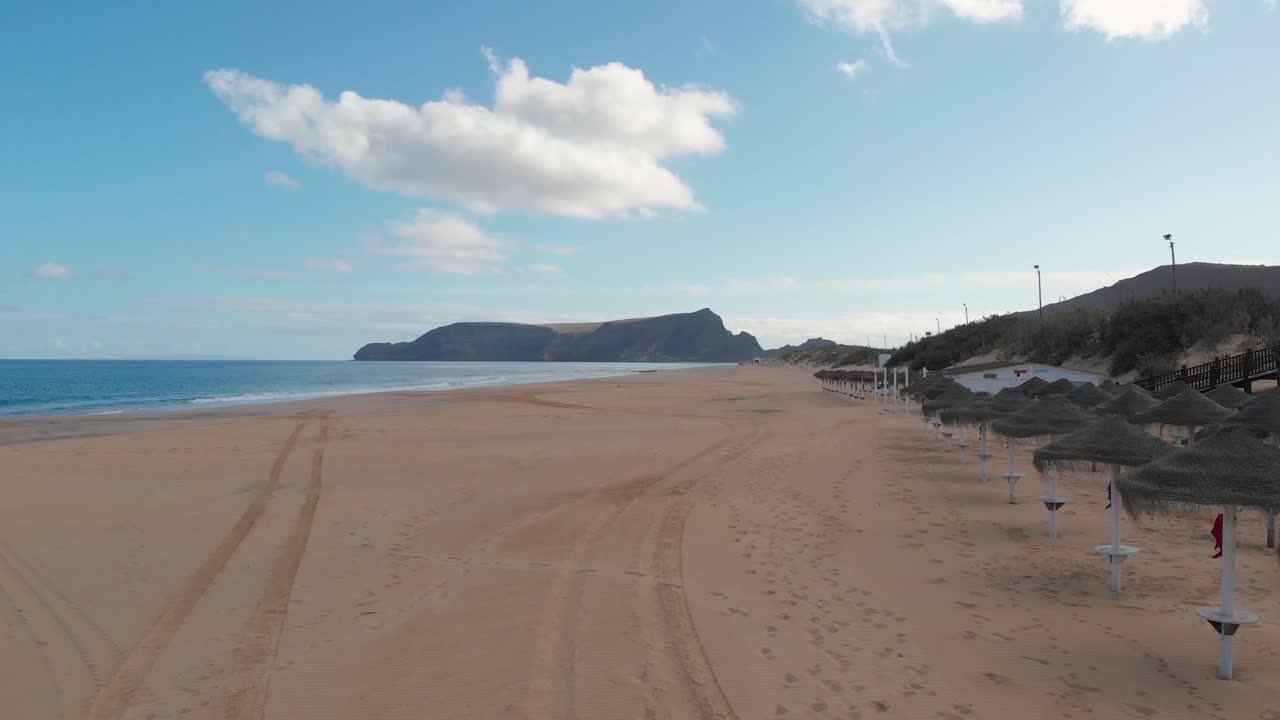 비어있는 해변에 선 러리, 포르토 산토 인 마데라