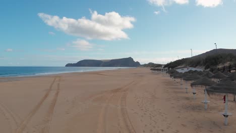 paraguas de sol en la playa vacía, porto santo en madeira