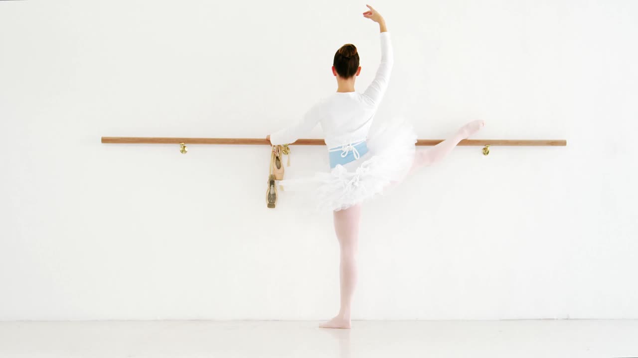 바레 에서 발레 춤 을 연습 하는 발레리나