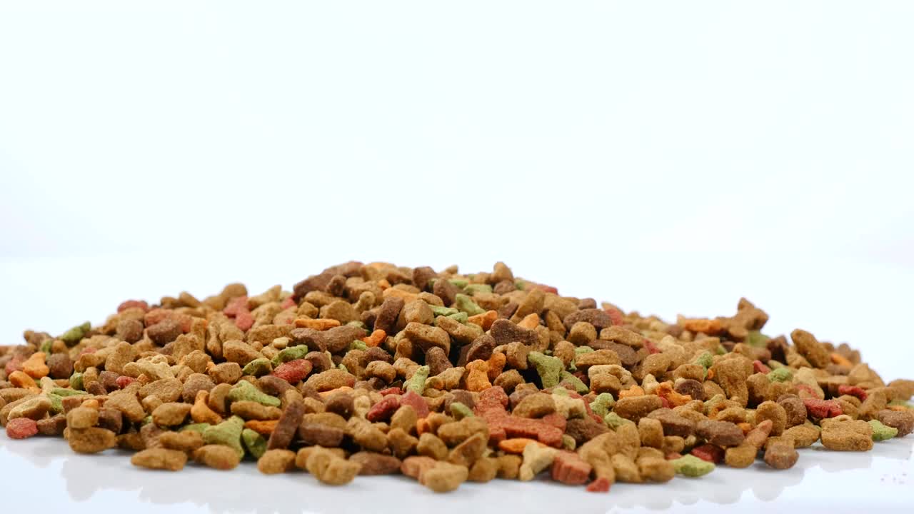 alimento seco para gatos y otras mascotas. rotaciones, tiro de estudio