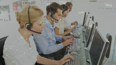 animazione della rete di connessioni e elaborazione dei dati su persone d'affari che utilizzano cuffie telefoniche