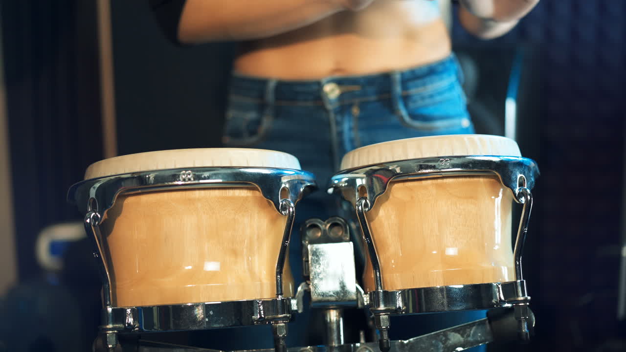 cerca de las manos tocando el tambor de djembe